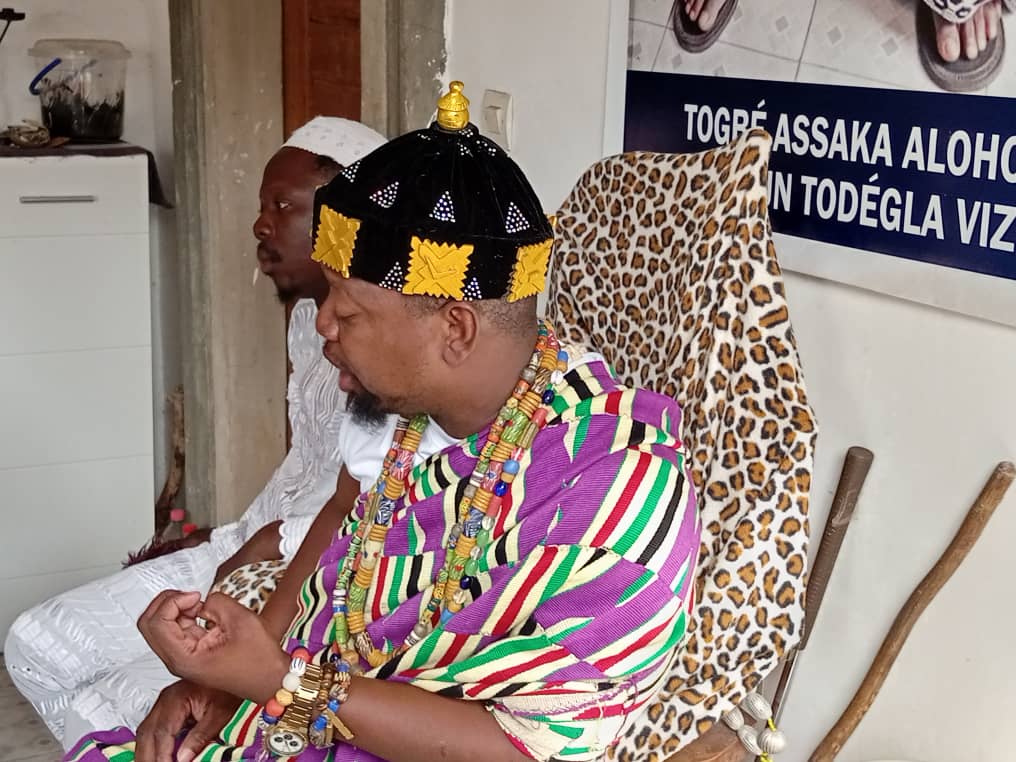 Portrait officiel de Sa majesté Togbe Assaka, guide spirituel au Bénin